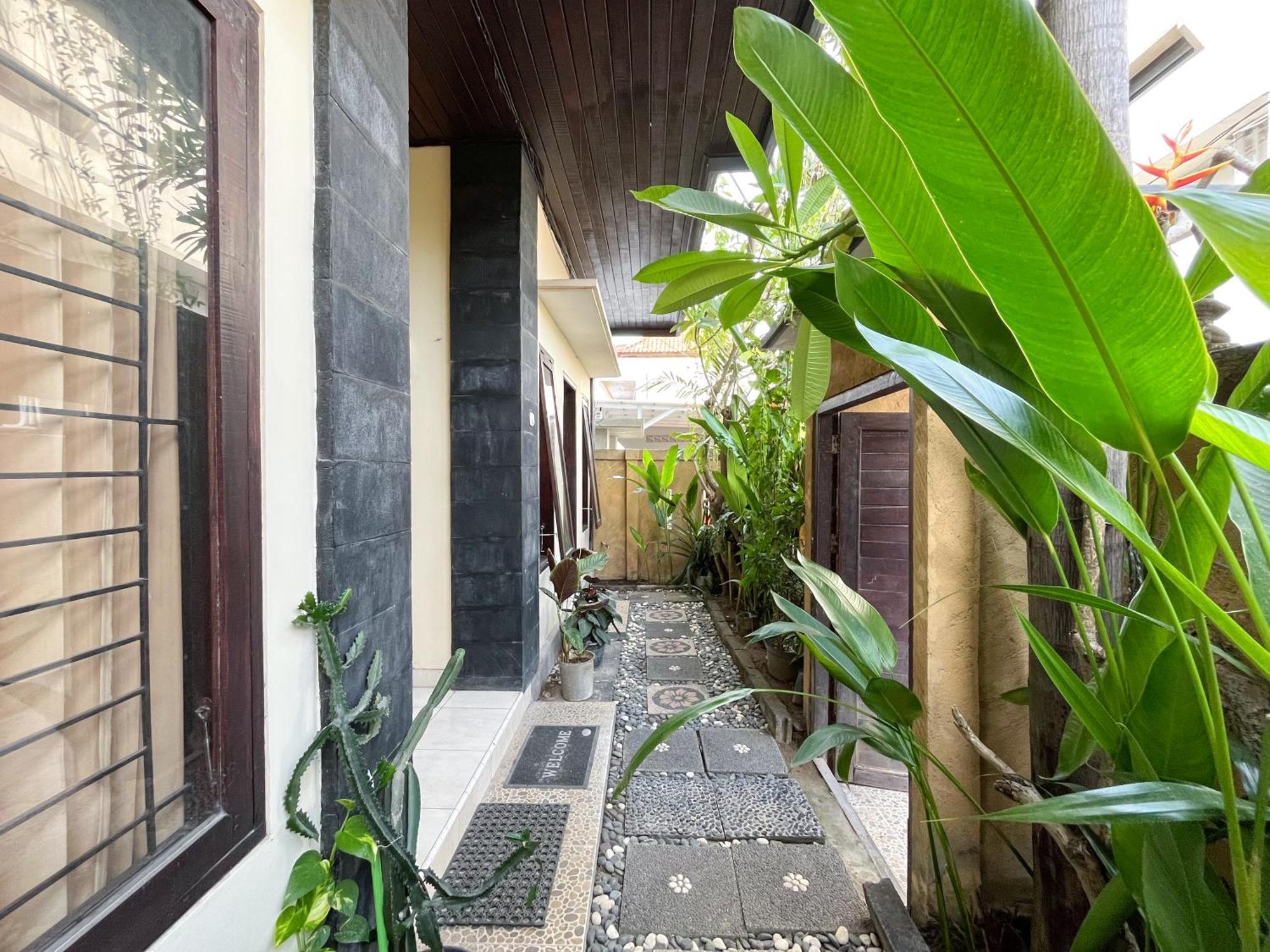 Adi Surya Guest House Seminyak Rum bild